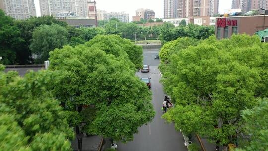 上海疫情解封街道人群排队核酸检测