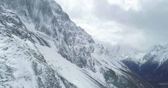 四姑娘山景区雄伟壮观山峰耸立野人蜂