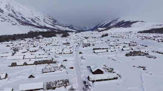 航拍冬季新疆阿勒泰禾木雪景雪山森林村落