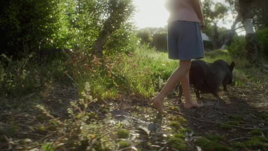 女孩赤脚和小猪走在野外草地上视频素材模板下载