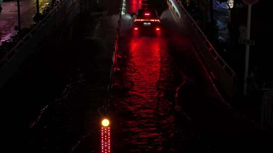 城市下雨道路积水夜间行车11