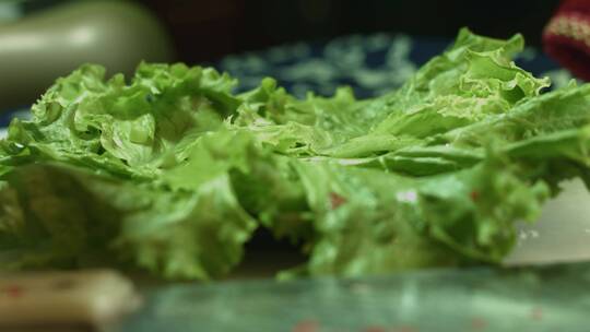 精制摆盘雪花大片肉牛肉和牛肉生菜叶