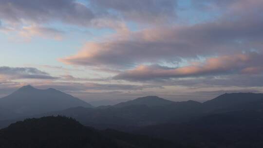 大山中的日出