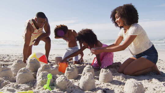 一家人在海滩上玩沙子