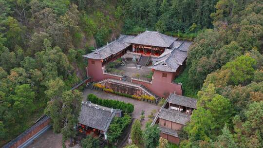 寺院隐藏深山老林中的一座寺院巍宝山玉皇阁