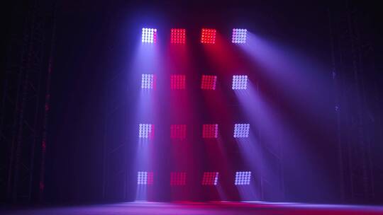 红色和蓝色聚光灯的小剧院舞台