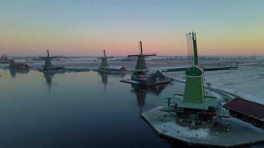 Zaanse Schans风车村的木制风力磨坊在冬季与雪景雪