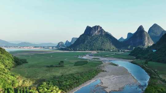 阳光下桂林山谷中的河流草地和露营基地