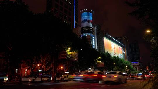 上海街头的车流夜景