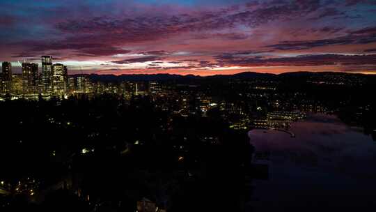 城市夜景与绚丽天空的鸟瞰全景