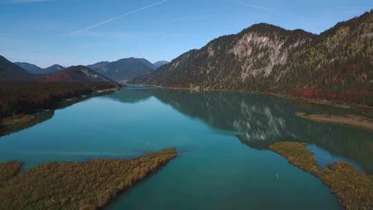 蜿蜒的河流流经美丽的冬季山地景观