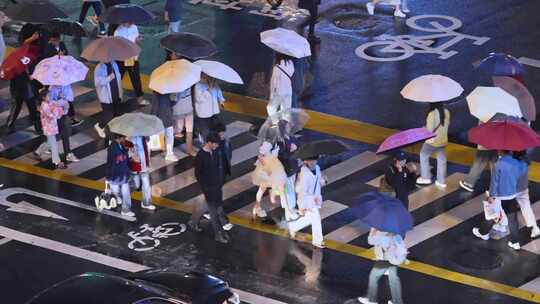 雨天街道路口斑马线人群过马路