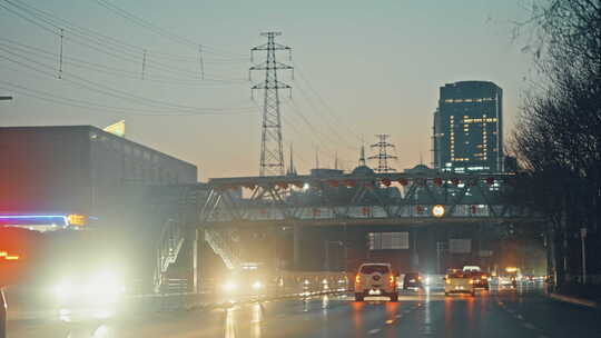 中国辽宁沈阳城市夜景马路交通行程的车辆