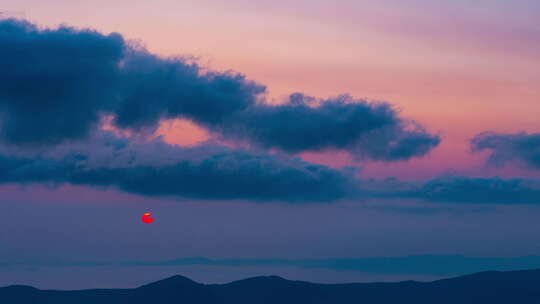 黎明时分山上的动态天空