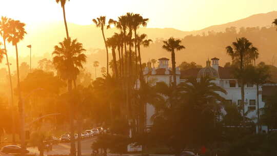 美国加州日落时风景如画的圣巴巴拉天际线