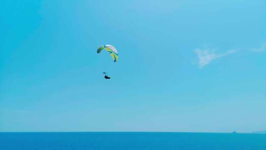 玩滑翔伞的人视频素材模板下载