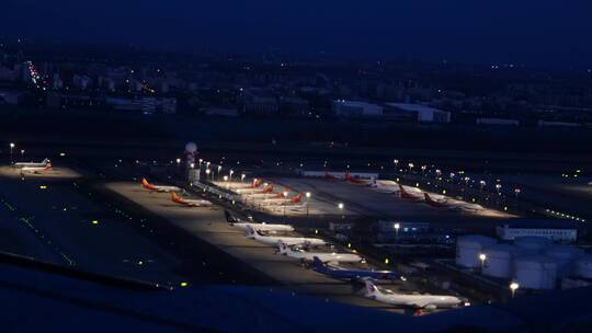 凌晨机场停靠的飞机视频素材模板下载