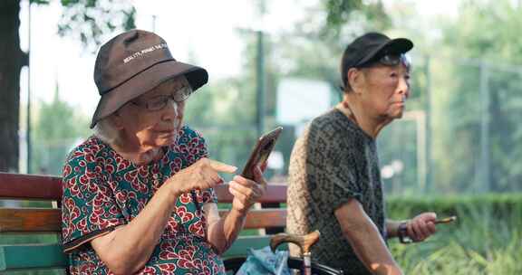 老人幸福的老年夫妇坐在公园长椅上聊天