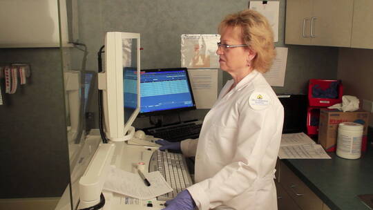 一个女人接受乳房x光检查视频素材模板下载