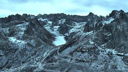 高山湖泊间蜿蜒道路的自然风光