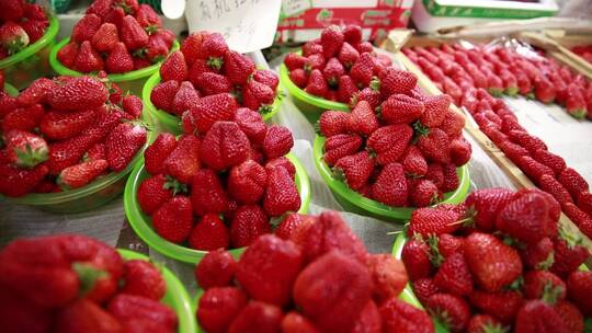 水果市场卖草莓猕猴桃芒果摊位视频素材模板下载