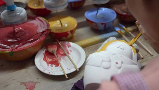 陶瓷兔子年雕塑制作彩绘画烧生产文化宣传片