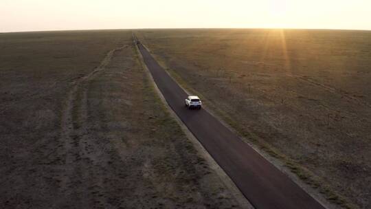 内蒙古草原上行驶的汽车