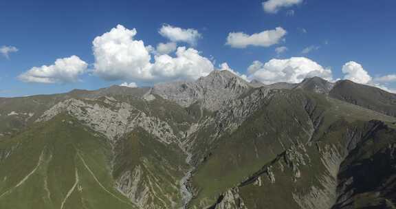 青海互助龙王山山峰蓝天航拍视频