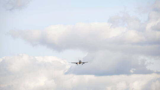 飞机穿过云层视频素材模板下载