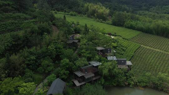 航拍大山里的度假区视频素材模板下载