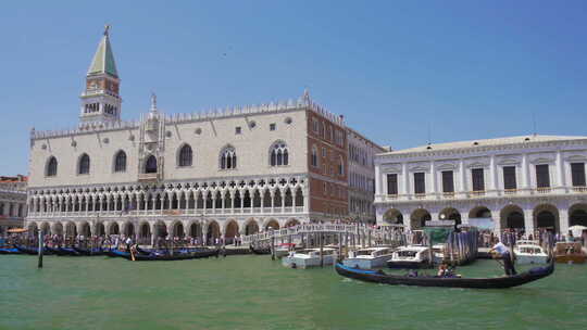贡多拉帆船靠近着名的旺柴宫，威尼斯观光，乘船游览