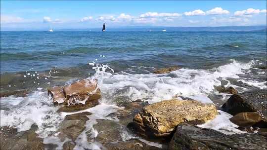 海浪撞击海滩海岸