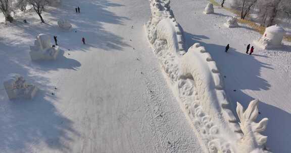 户外雪地上的大型龙形雪雕