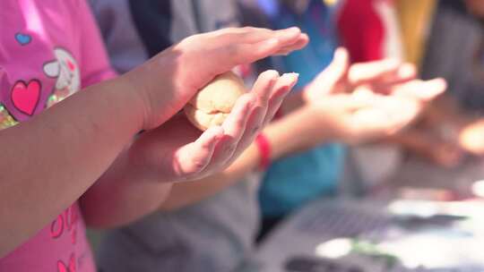 烹饪课。孩子们在学校做面包面团。慢动作中