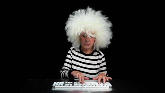 奶奶在电脑键盘上打字视频素材模板下载