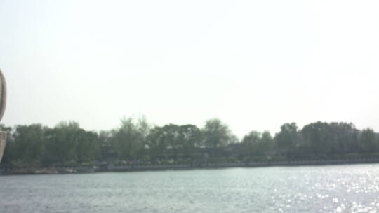 北京什刹海湖水景色石柱湖景视频素材模板下载