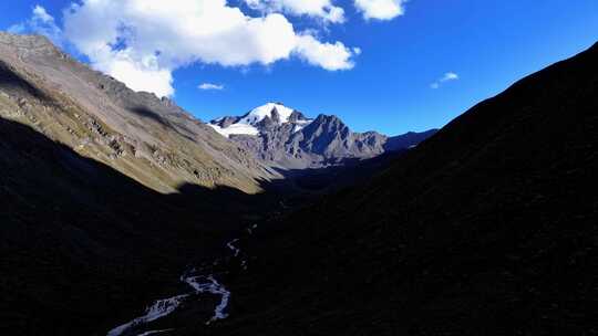 航拍川西横断山脉贡嘎卫峰乌库楚雪山风光