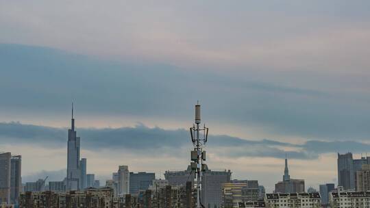 南京暴雨前云海翻涌中的紫峰大厦