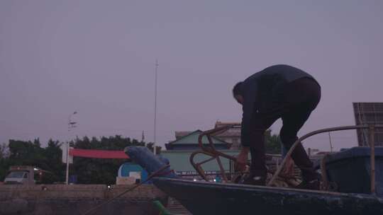广东雷州半岛渔民晚上用锚固定船只