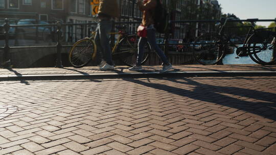 阿姆斯特丹窄桥上自行车徘徊的镜头视频素材模板下载