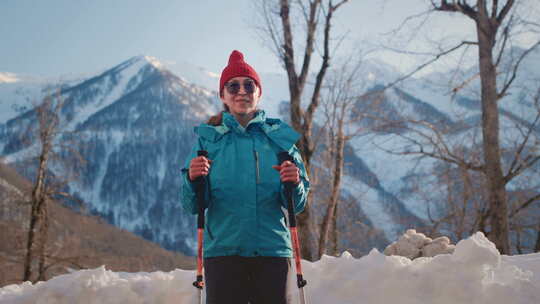 肖像老妇人在冬季山区徒步旅行老年女性使用