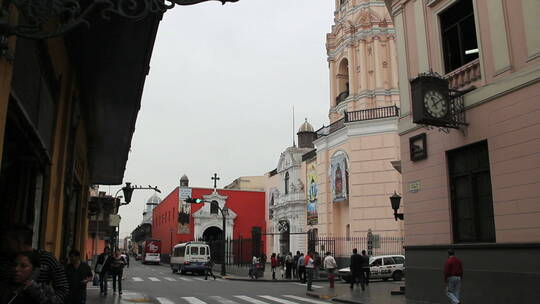 秘鲁利马大教堂街道上来往的行人