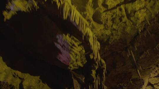 喀斯特地貌充水溶洞中的钟乳石景观