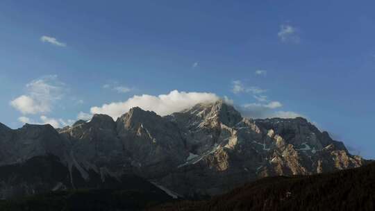 雄伟壮阔的高山远景