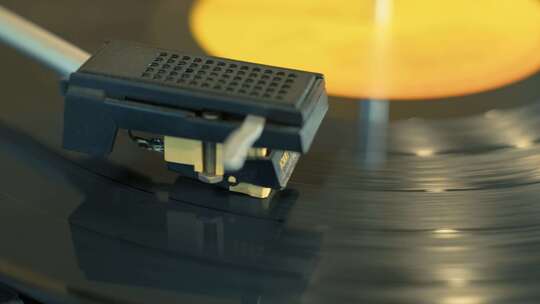 复古唱片机与唱片特写