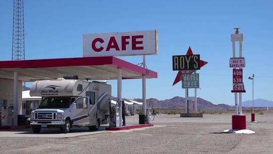 沙漠加油站汽车照片