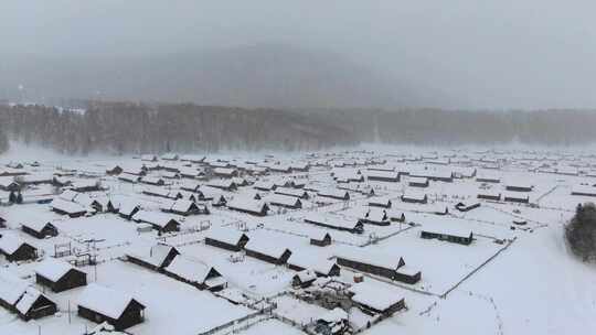 新疆阿勒泰禾木村早晨日出航拍 雪山小镇视频素材模板下载
