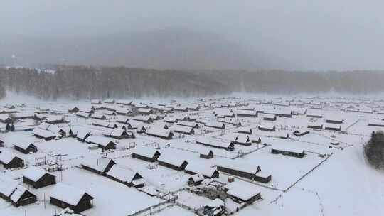 新疆阿勒泰禾木村早晨日出航拍 雪山小镇