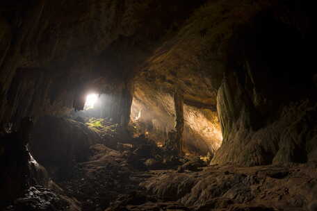 洞穴内的光束