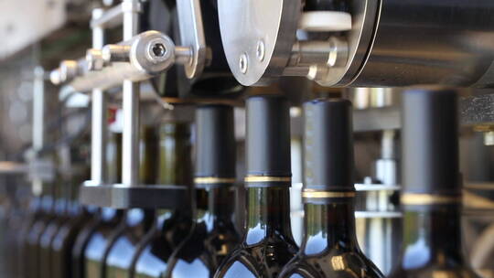 葡萄酒厂装配线自动化的特写镜头